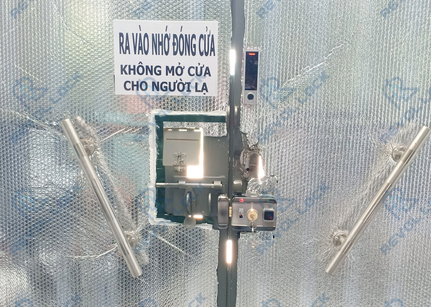 Thay-khoa-cong-van-tay-Revol-Lock-Pro-Rv1S-cho-nha-tro-duong-D3-Tang-Nhon-Phu-B-Quan-9